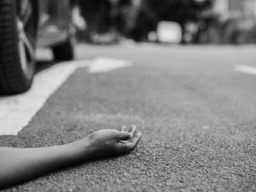 Hombre se desploma y muere en la vía pública - Xela Blog