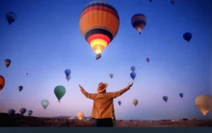 Restaurantes románticos en Xela con mesas cuidadosamente decoradas y luces suaves.
