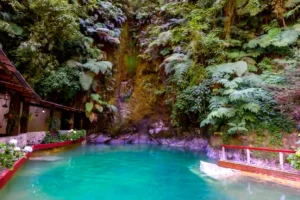 Autobús viajando hacia Zunil con paisajes verdes alrededor