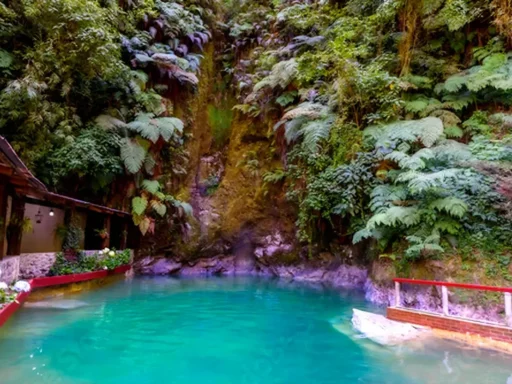 Autobús viajando hacia Zunil con paisajes verdes alrededor