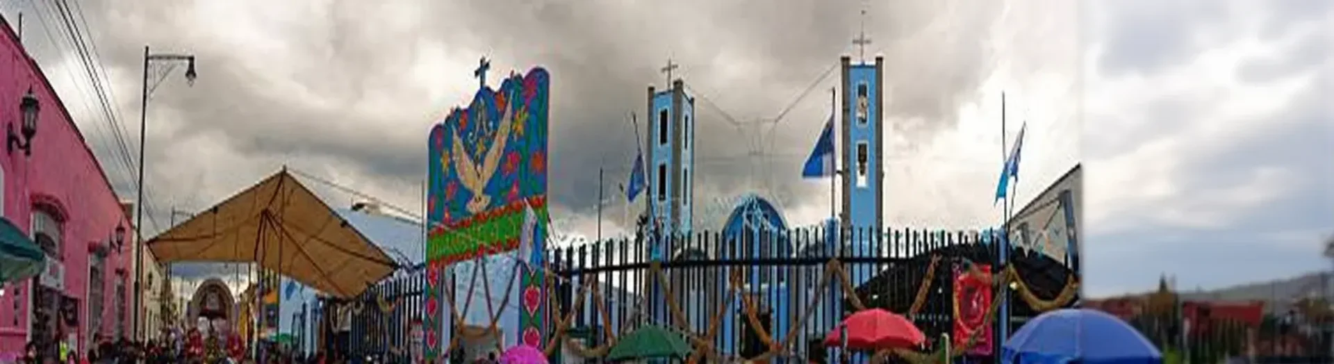 una celebración cultural en la feria de Xela que muestra música, danzas y colores vibrantes.