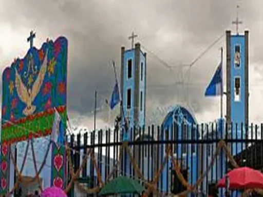 una celebración cultural en la feria de Xela que muestra música, danzas y colores vibrantes.