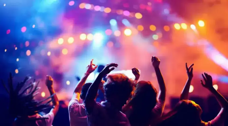 una celebración cultural en la feria de Xela que muestra música, danzas y colores vibrantes.